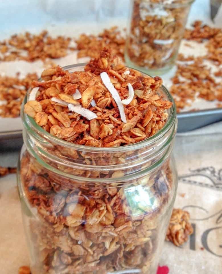 Easy cinnamon maple granola in mason jar | Bucket List Tummy