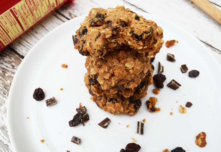 Oatmeal Raisin Peppermint Cookies are the perfect combination of chewy, chocolate and mint just in time for the Holiday Season. Made with oats and whole wheat flour, they offer up a healthy dose of fiber too | Healthy Christmas Cookies | Christmas Cookie Exchange #cookies #christmascookie #oatmealraisincookies #ad