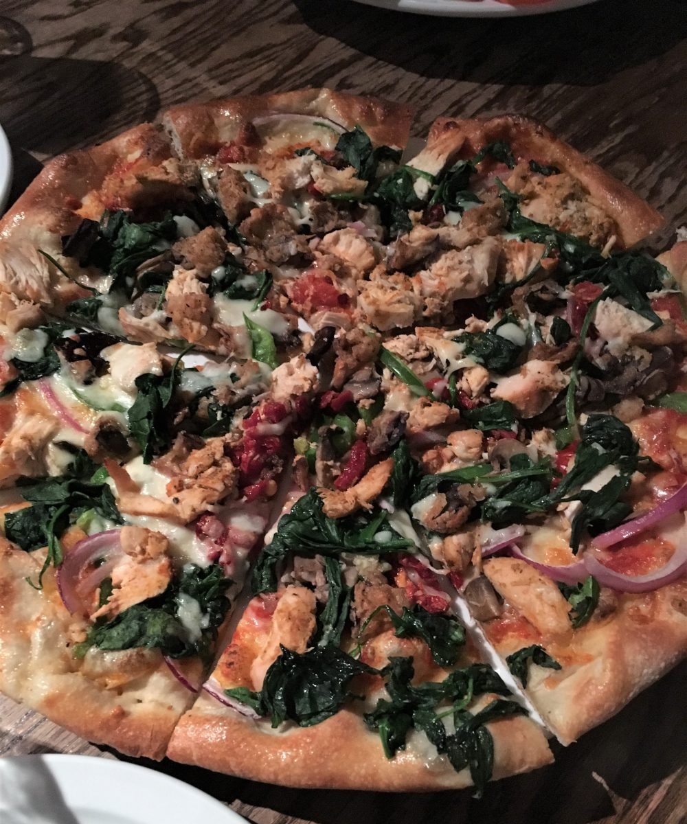 pizza with spinach, chicken and red onions