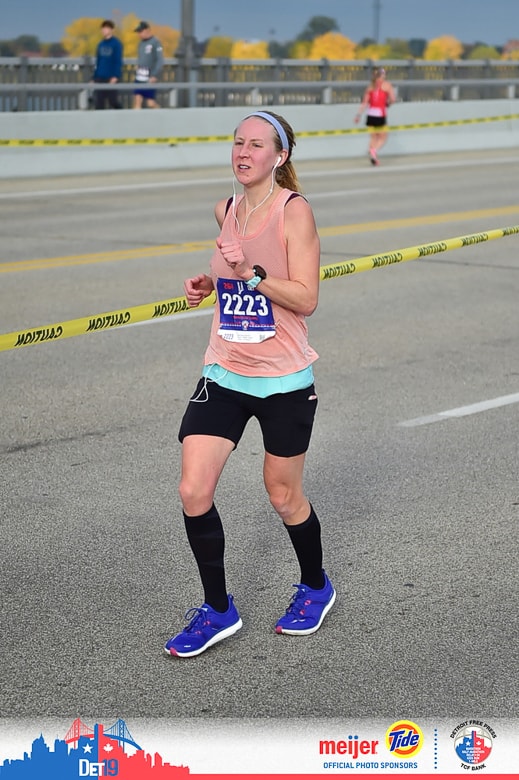 girl suffering from stomach pain when running Detroit marathon 