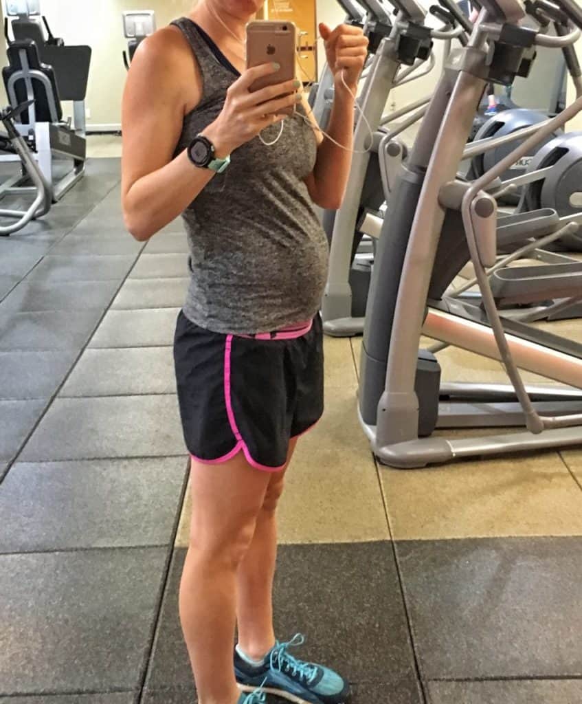 selfie 20 weeks pregnant in the gym 