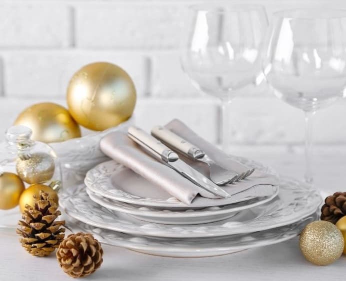 white plates with napkins for christmas